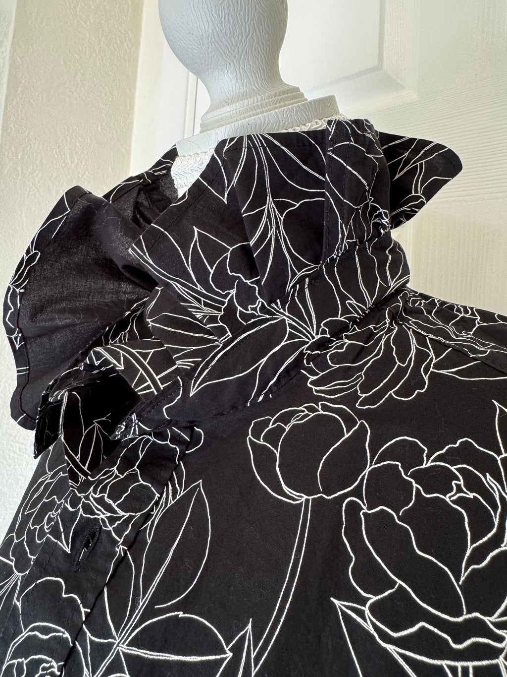 Maren - Gap Brand New Mens Ruffle Collar Shirt - Short Sleeve - Black with white flowers - Women's Size Small