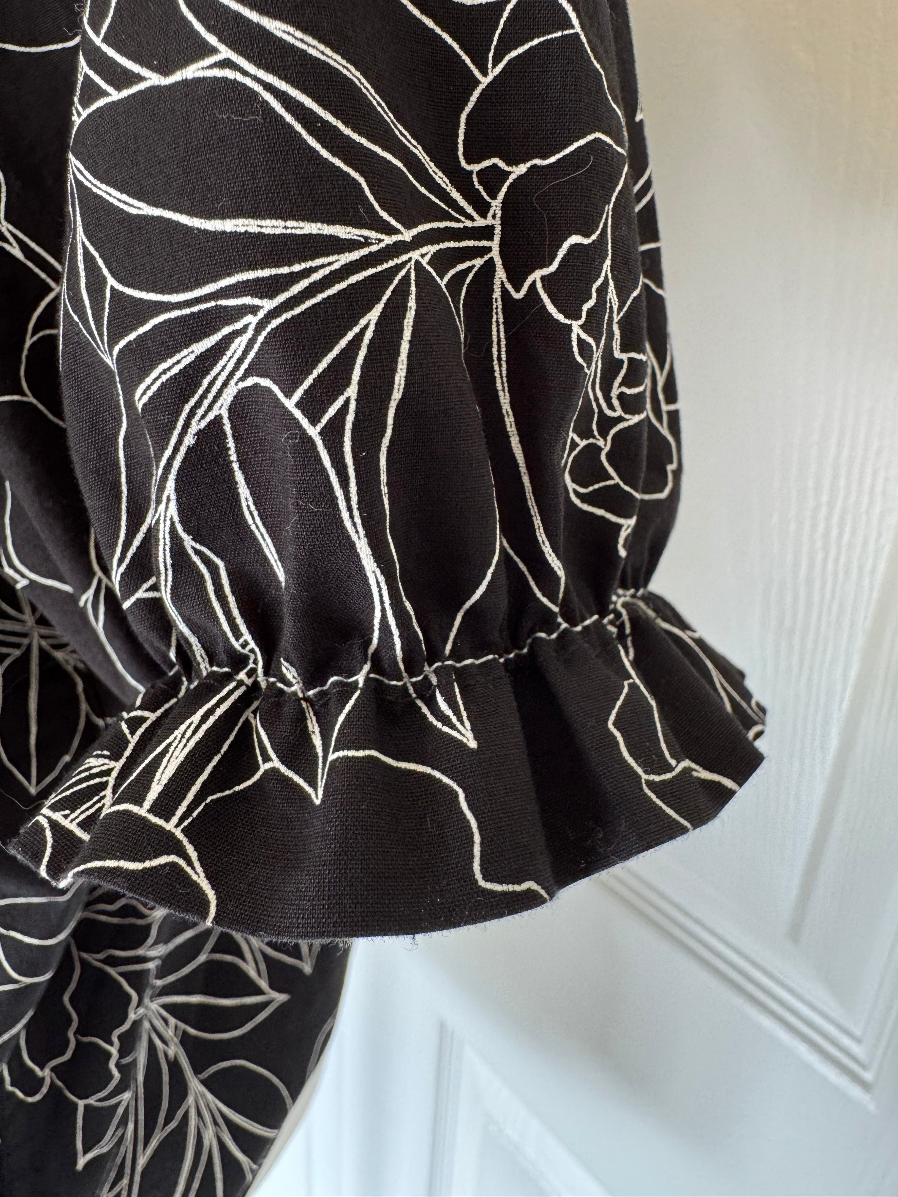 Maren - Gap Brand New Mens Ruffle Collar Shirt - Short Sleeve - Black with white flowers - Women's Size Small