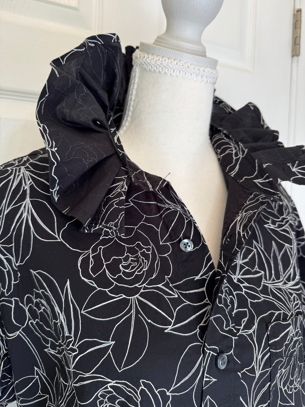 Maren - Gap Brand New Mens Ruffle Collar Shirt - Short Sleeve - Black with white flowers - Women's Size Large