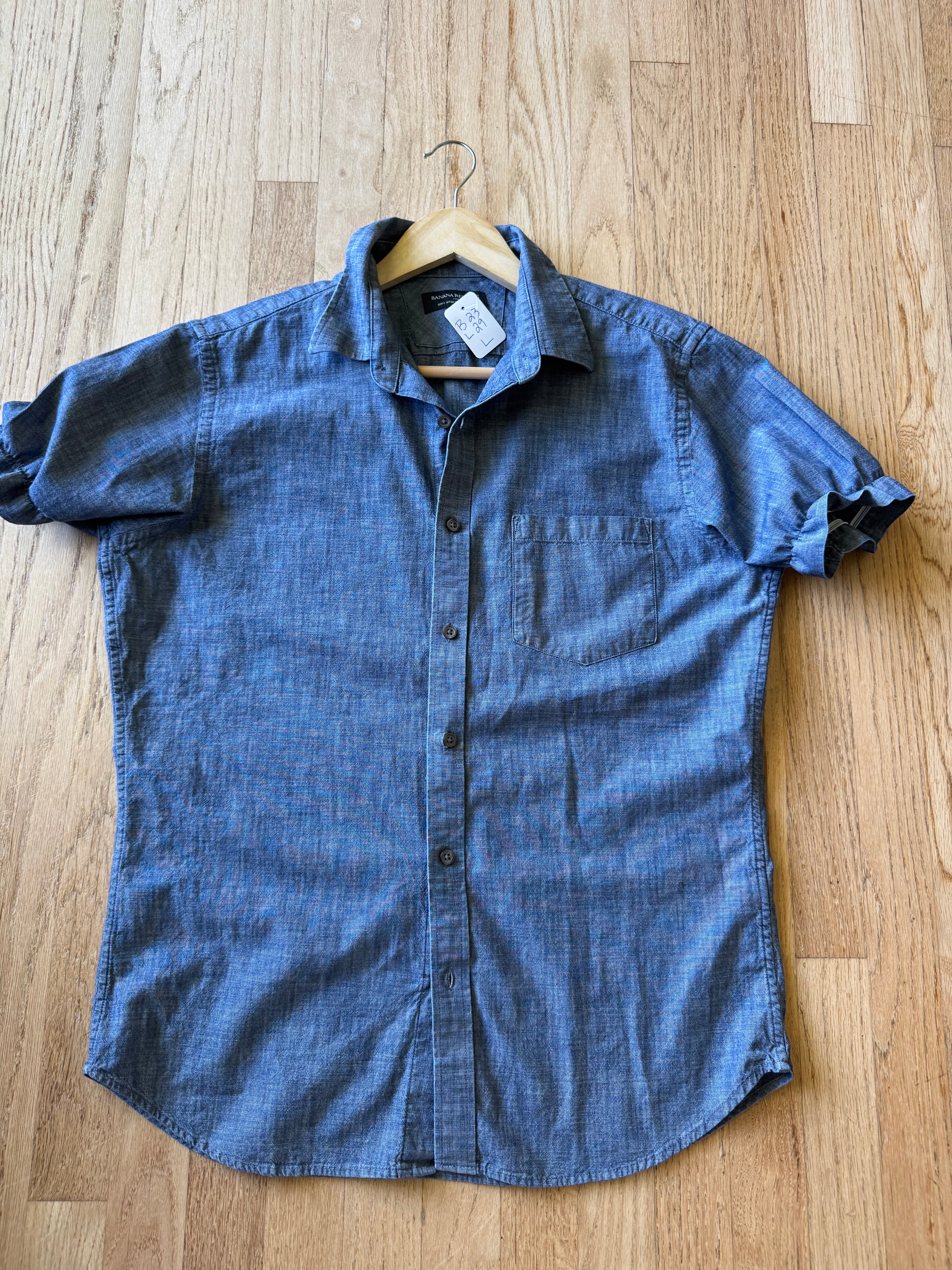 Basics - Banana Republic Reworked Men’s Shirt with Gathered Short Sleeves Chambray Women’s Size Large